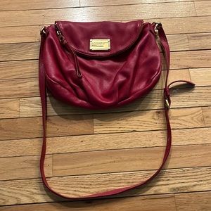 red marc jacobs cross-body purse